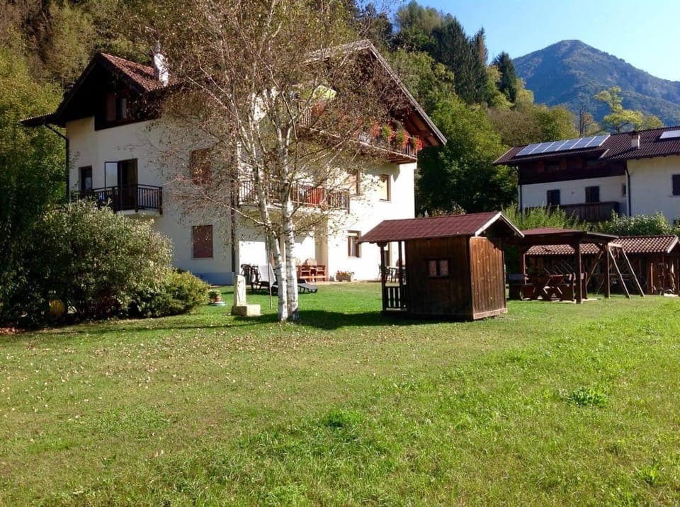 Property building, Neighbourhood, Garden