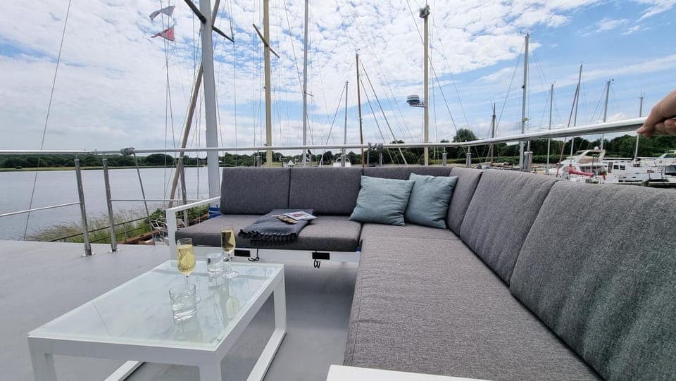 Neighbourhood, Natural landscape, View (from property/room), Balcony/Terrace, Seating area, Lake view, River view, Sea view, Location