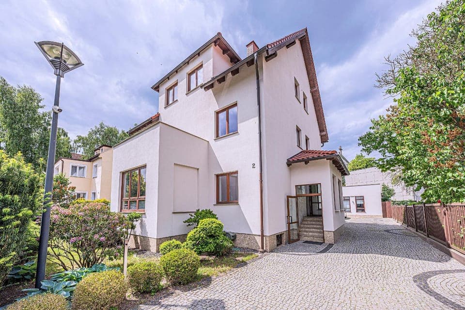 Property building, Patio, Day, Garden, Balcony/Terrace, Garden view