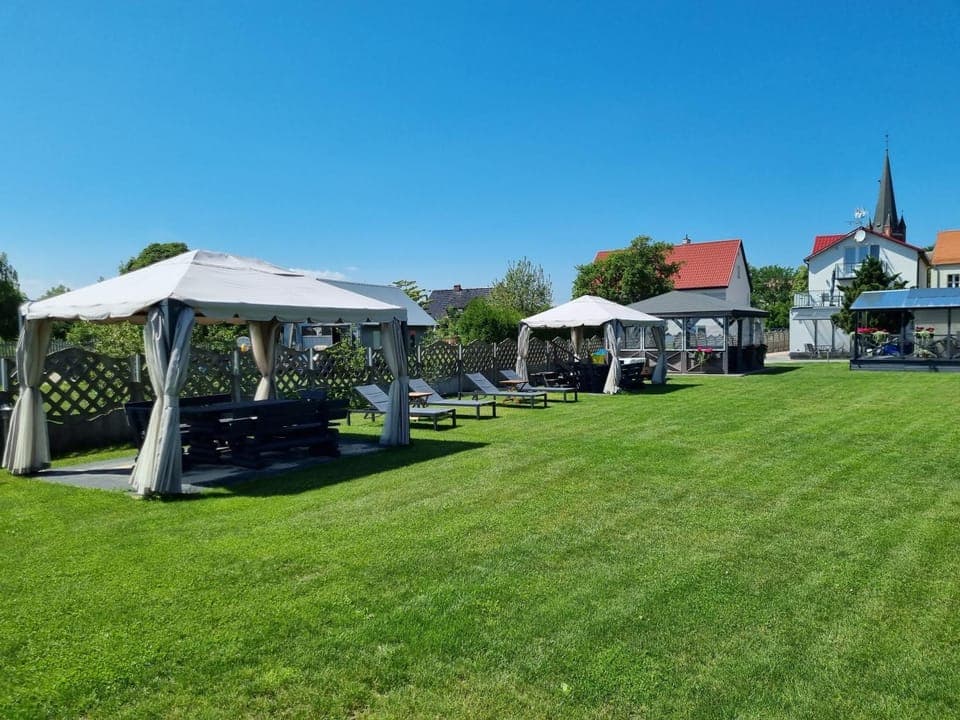 Property building, Natural landscape, BBQ facilities, Garden, Garden view, sunbed