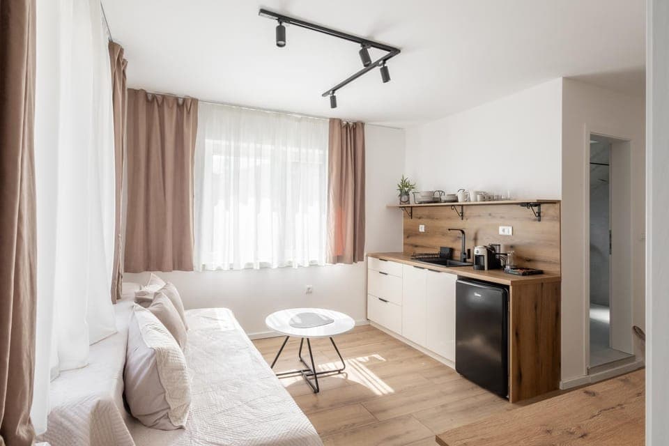 Kitchen or kitchenette, Living room, Seating area, Dining area