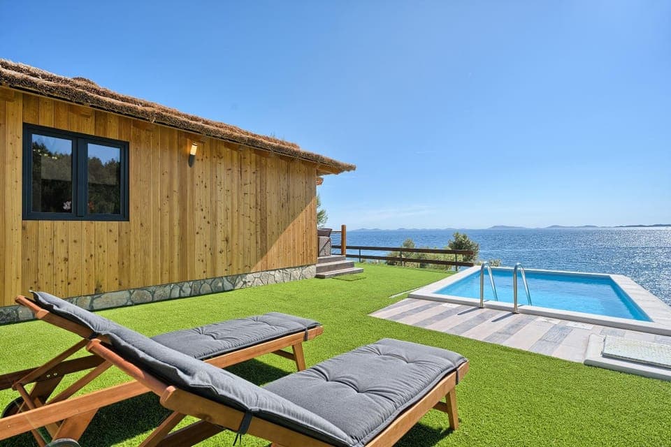 Property building, Sea view, Swimming pool