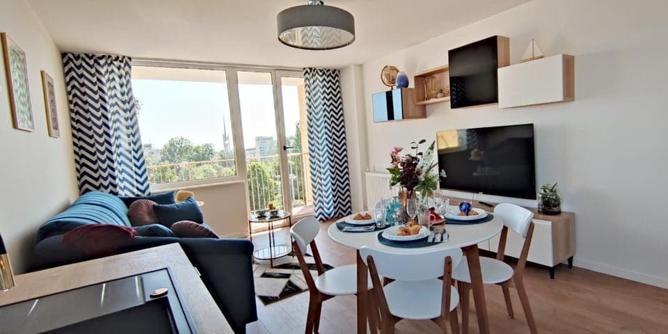 TV and multimedia, Living room, Seating area, Dining area