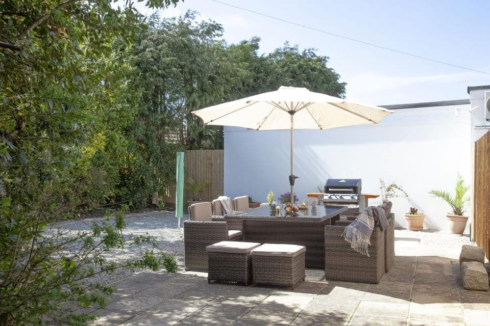 Patio, BBQ facilities, Garden, Seating area, Dining area