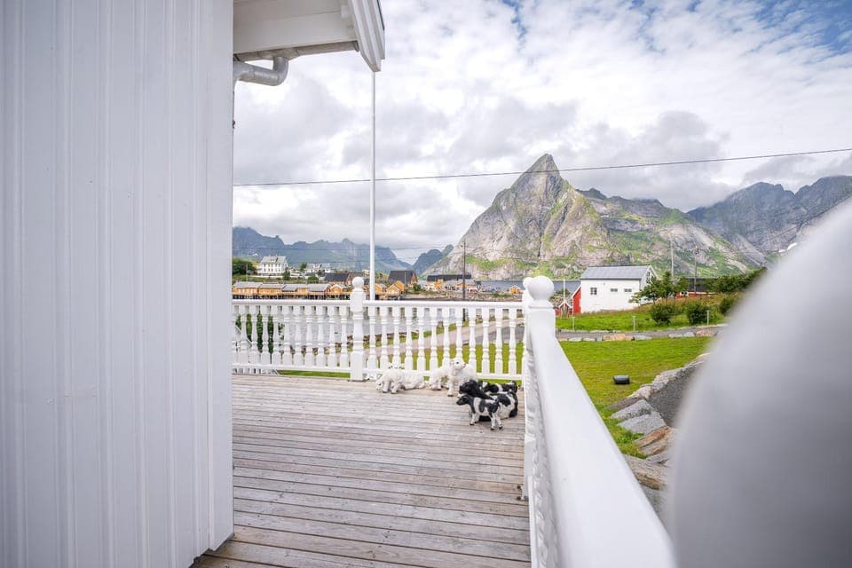 Property building, Day, Natural landscape, Balcony/Terrace, Mountain view