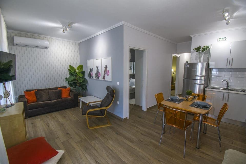 TV and multimedia, Living room, Seating area, Dining area, air conditioner