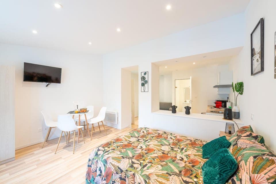 Communal lounge/ TV room, TV and multimedia, Living room, Seating area, Dining area