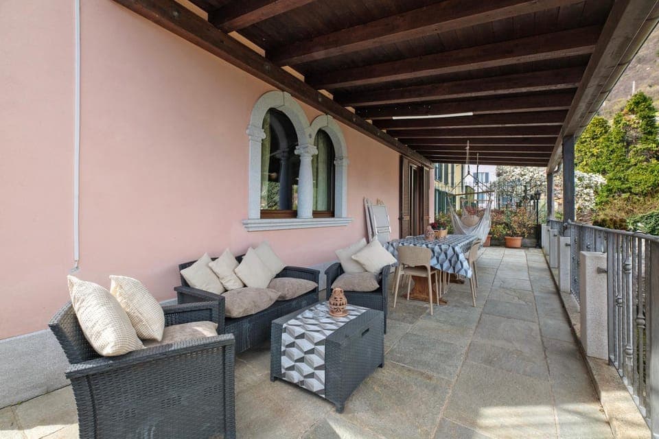 Property building, Balcony/Terrace, Living room