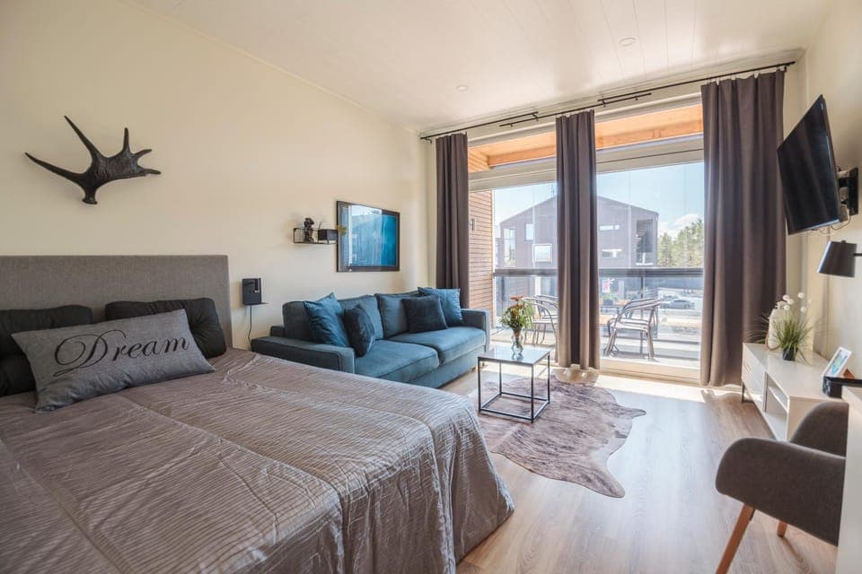 Bed, TV and multimedia, Living room, Photo of the whole room, Seating area