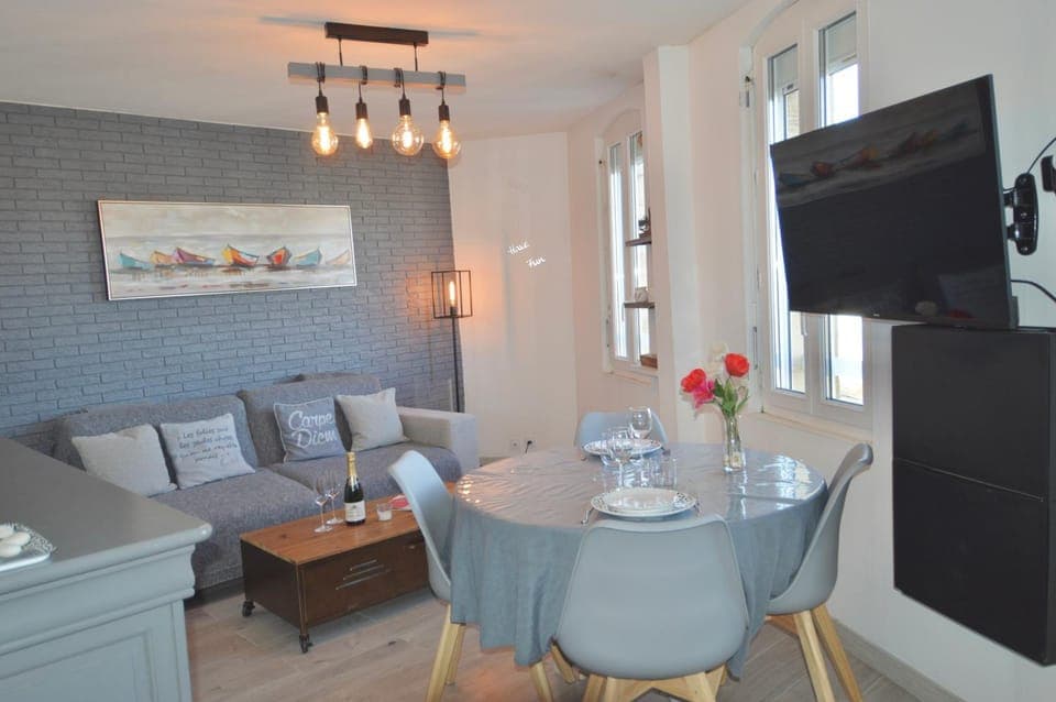 Seating area, Dining area