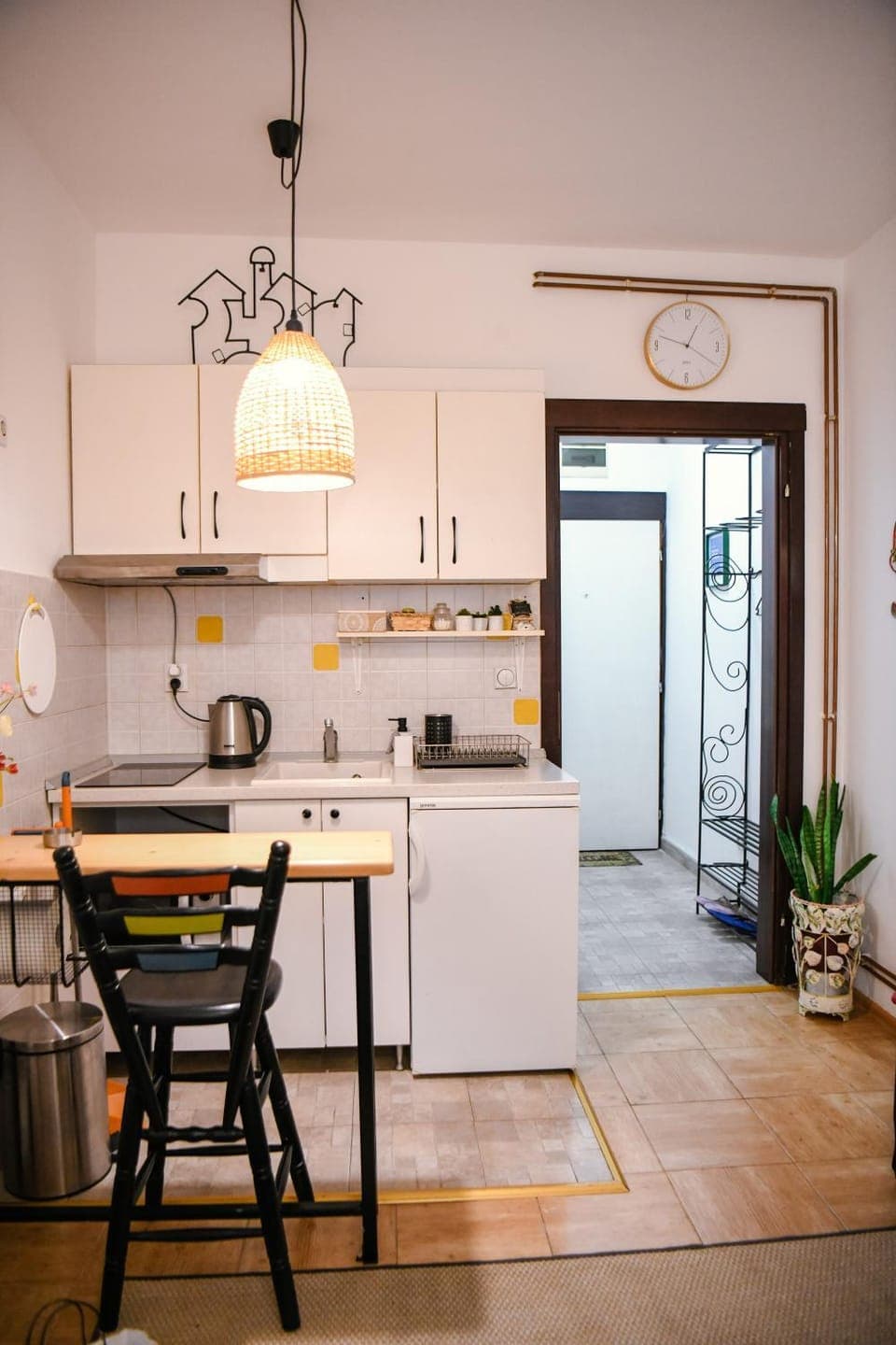 Kitchen or kitchenette, minibar, stove