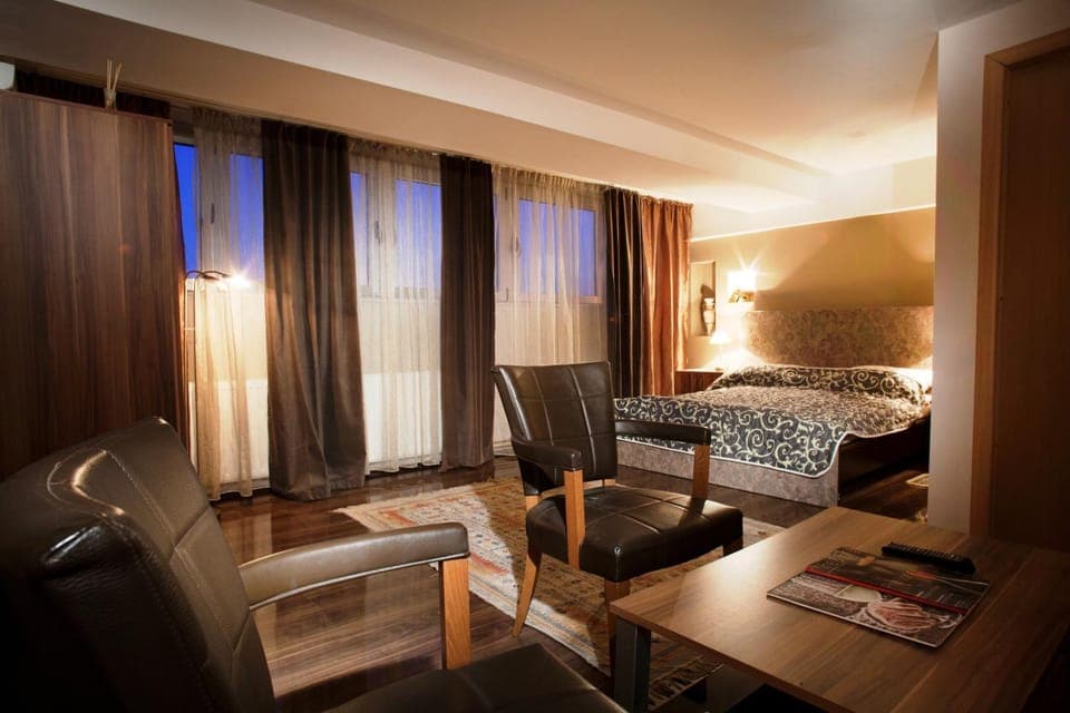 Bathroom, TV and multimedia, Living room, Seating area, Bedroom, Drinks