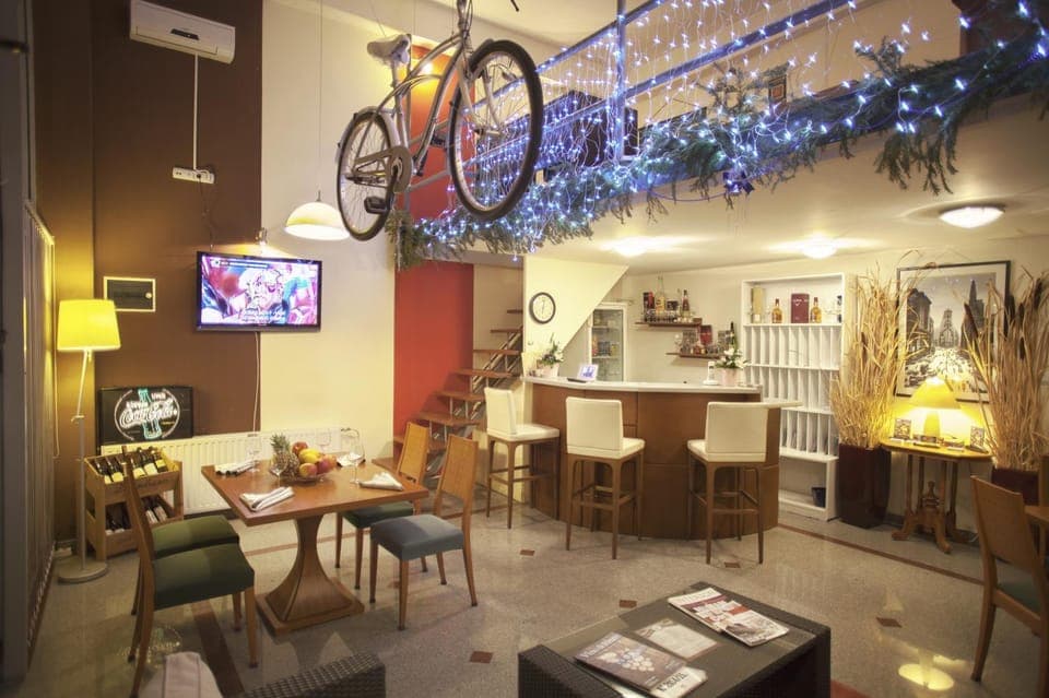 People, TV and multimedia, Seating area, Dining area, Food, Drinks