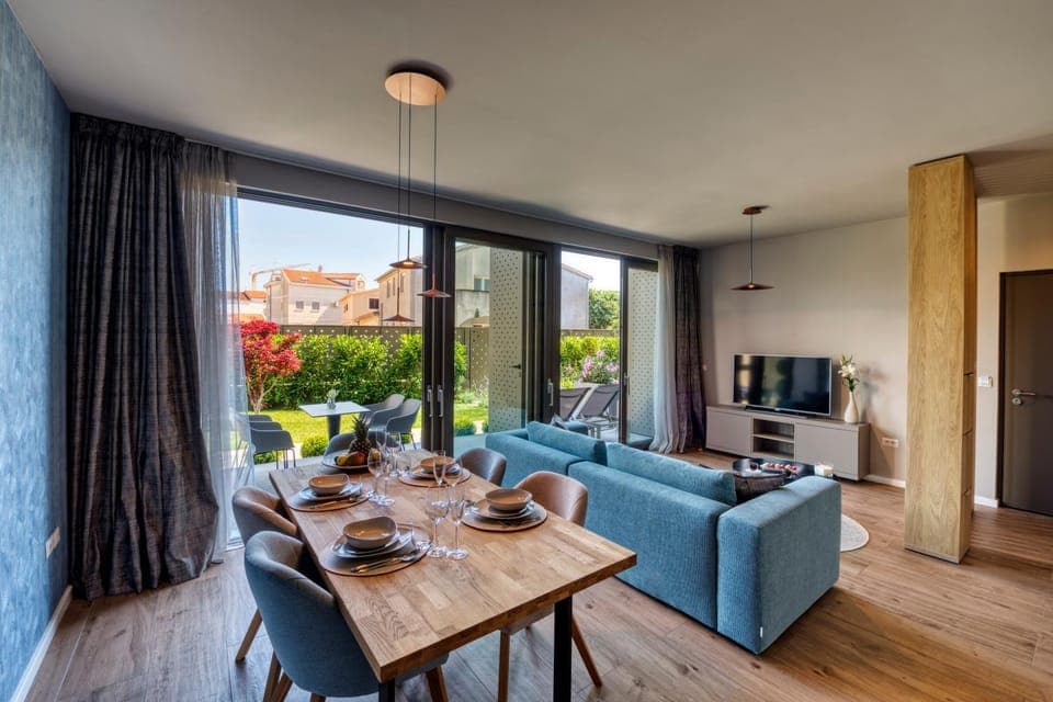 TV and multimedia, Living room, Seating area, Dining area