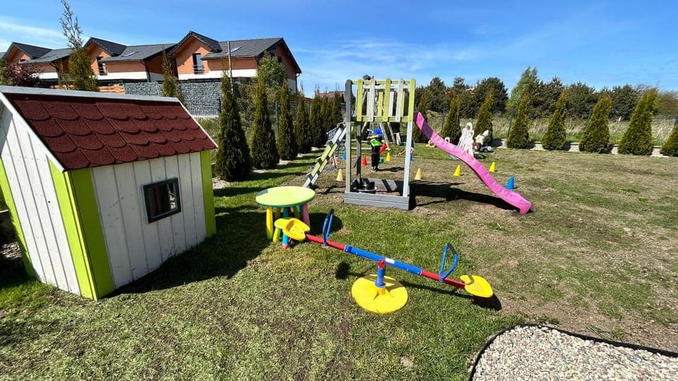 Day, Natural landscape, Children play ground, Seating area, Evening entertainment