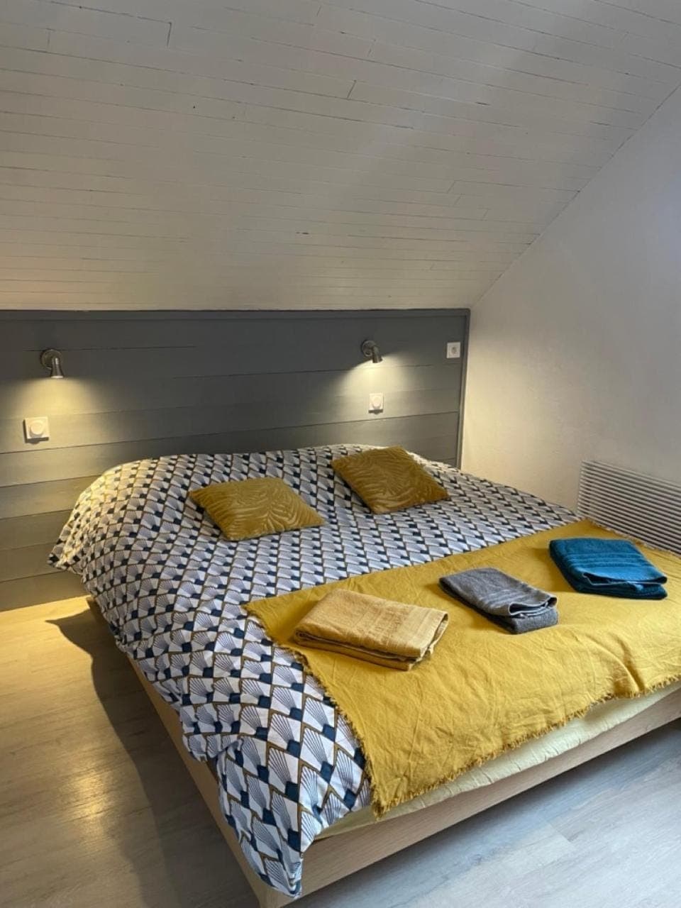 Bed, Photo of the whole room, Bedroom