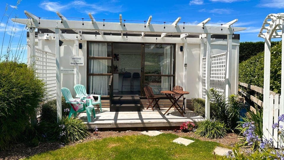 Property building, Patio, Spring, Day, Garden, View (from property/room), Balcony/Terrace, Dining area, Garden view