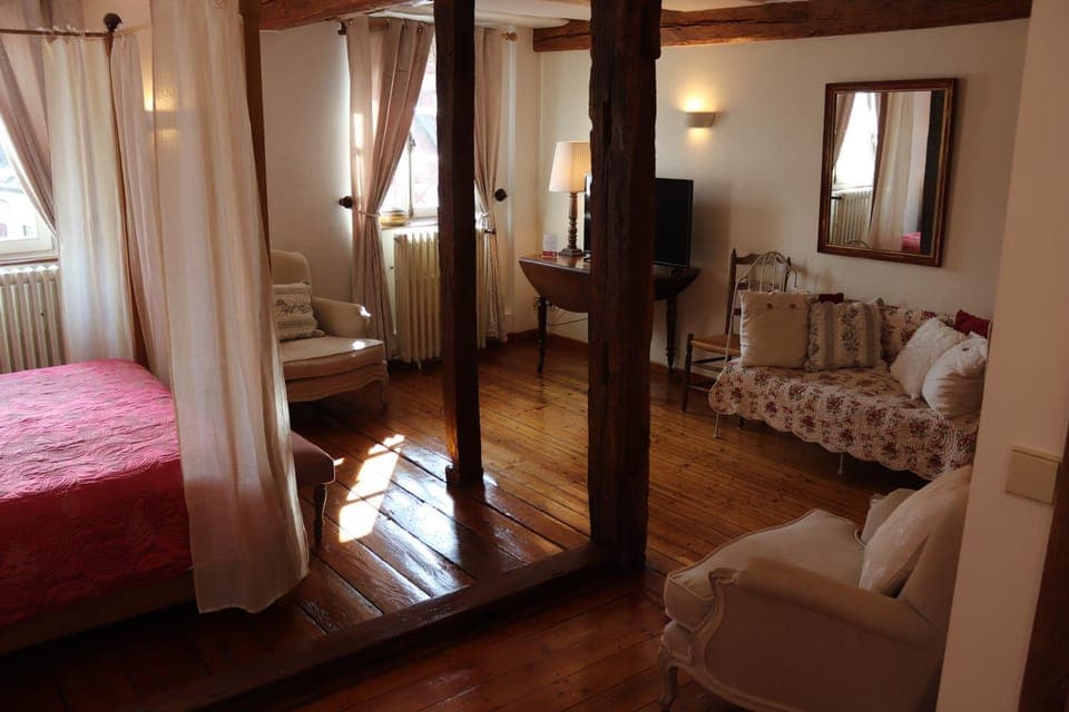 Bed, Living room, Photo of the whole room, Seating area, Bedroom