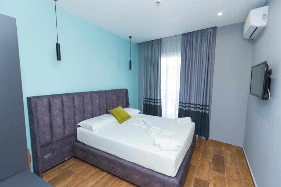 Photo of the whole room, Bedroom