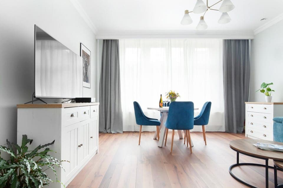 TV and multimedia, Living room, Seating area, Dining area