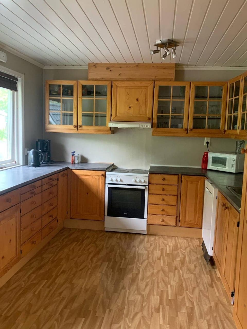 Coffee/tea facilities, Kitchen or kitchenette, dishwasher, microwave, oven, stove, kitchen