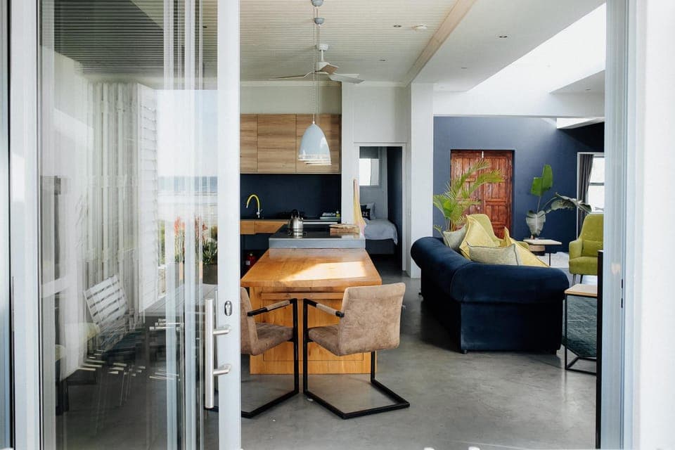 Lounge or bar, Seating area, Dining area