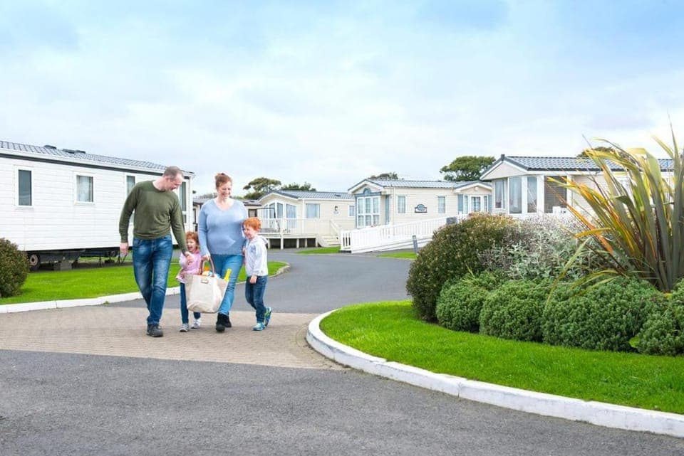 Nearby landmark, Restaurant/places to eat, People, Supermarket/grocery shop, Swimming pool, Location, children, Family