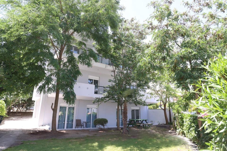 Property building, Garden, Parking