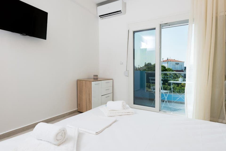 Bed, TV and multimedia, Balcony/Terrace, Bedroom