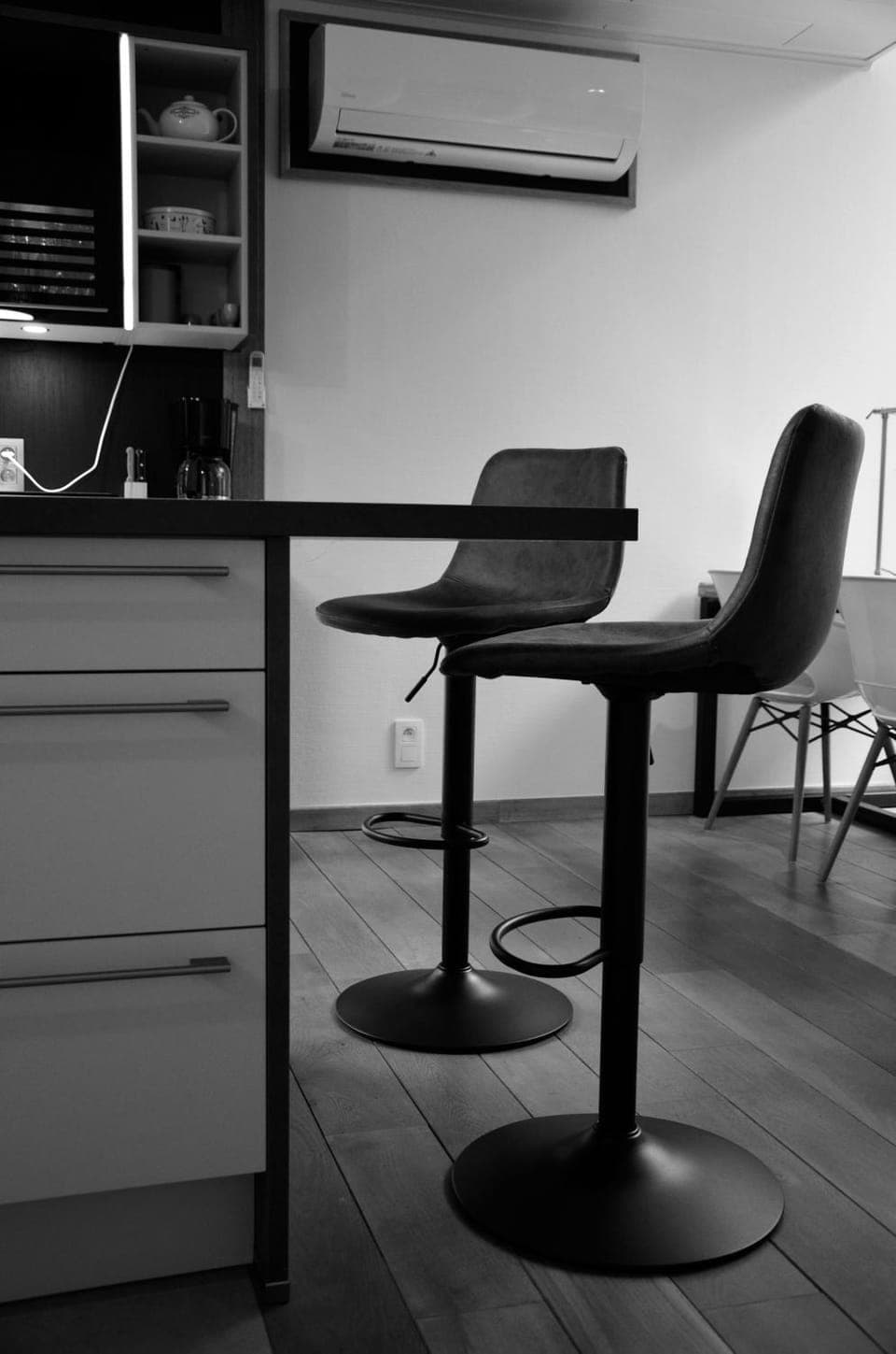 Kitchen or kitchenette, air conditioner