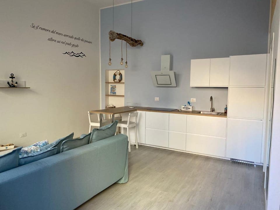 Kitchen or kitchenette, minibar