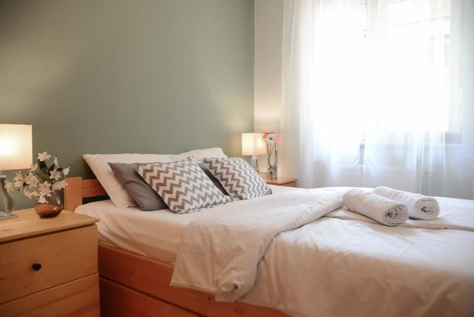 Bed, Bedroom, towels