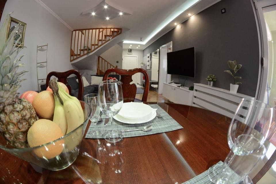 TV and multimedia, Living room, Seating area, Dining area