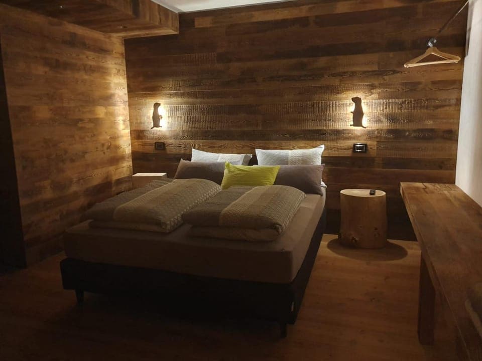 Photo of the whole room, Bedroom