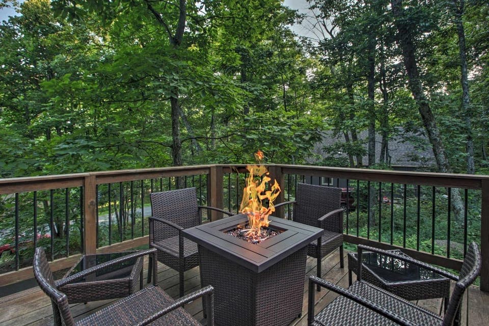 Cozy 'Hillside Hideaway' in Wintergreen Resort! House in Massies Mill