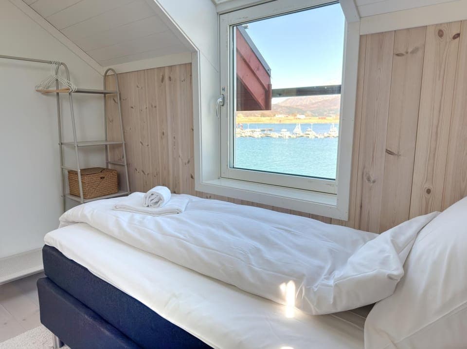 Bed, Day, Bedroom, Mountain view, Sea view, storage, towels