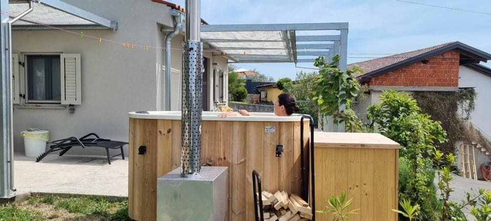 Property building, Patio, Hot Tub, Balcony/Terrace