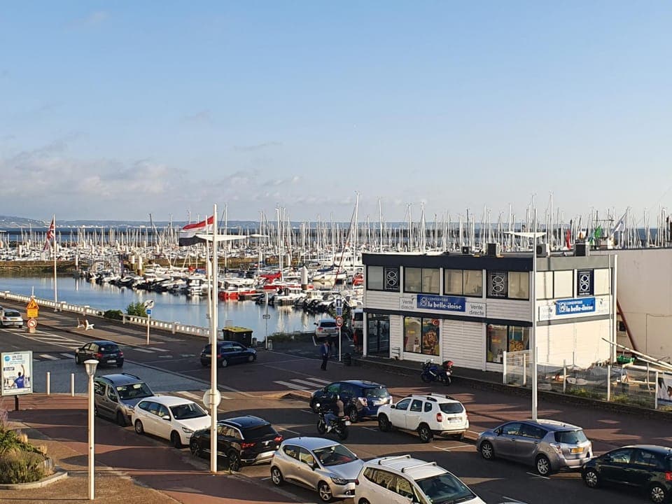 Restaurant/places to eat, Activities, Beach, Sea view, Location, Parking