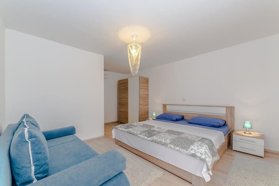 Photo of the whole room, Bedroom