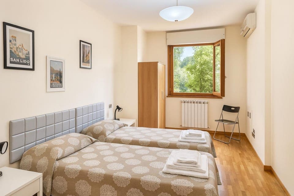 Bed, Photo of the whole room, Bedroom, towels