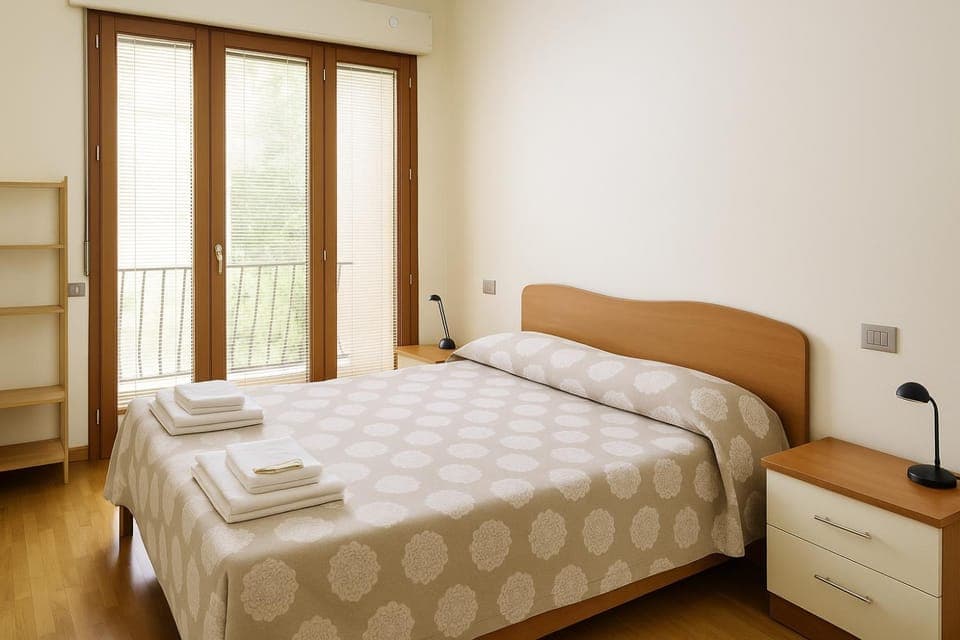 Bed, Photo of the whole room, Bedroom, towels