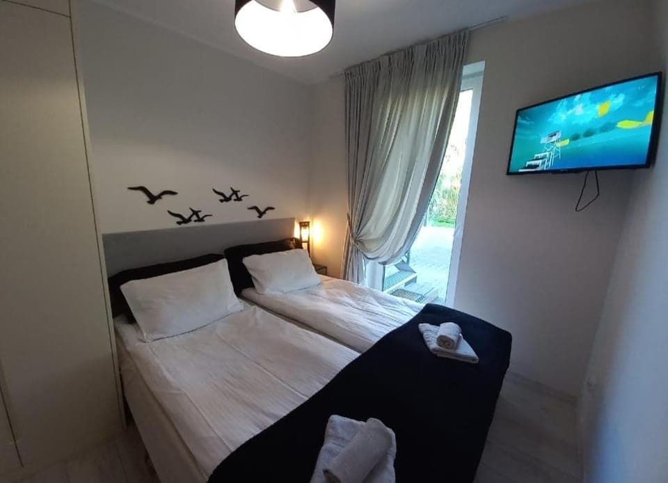 Bed, TV and multimedia, Photo of the whole room, Bedroom, towels