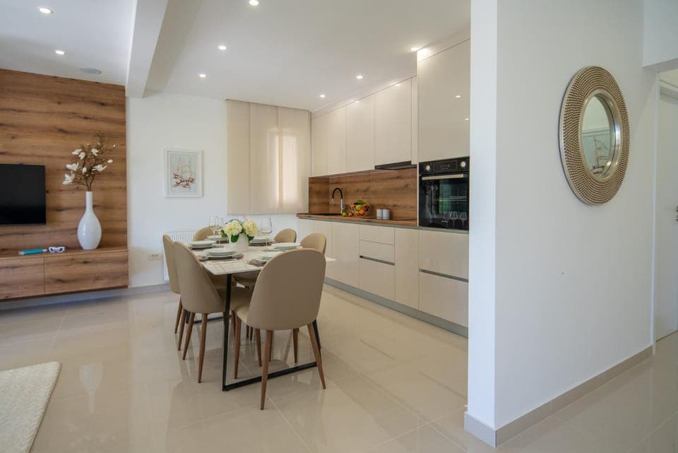 Kitchen or kitchenette, Dining area