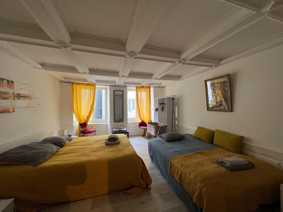 Bed, TV and multimedia, Living room, Photo of the whole room, Seating area, Bedroom, towels