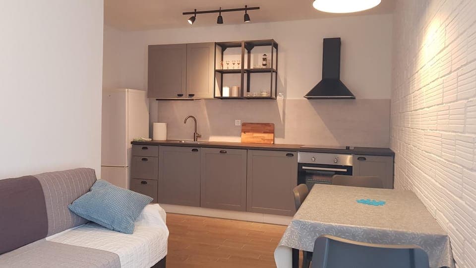 Kitchen or kitchenette, Dining area