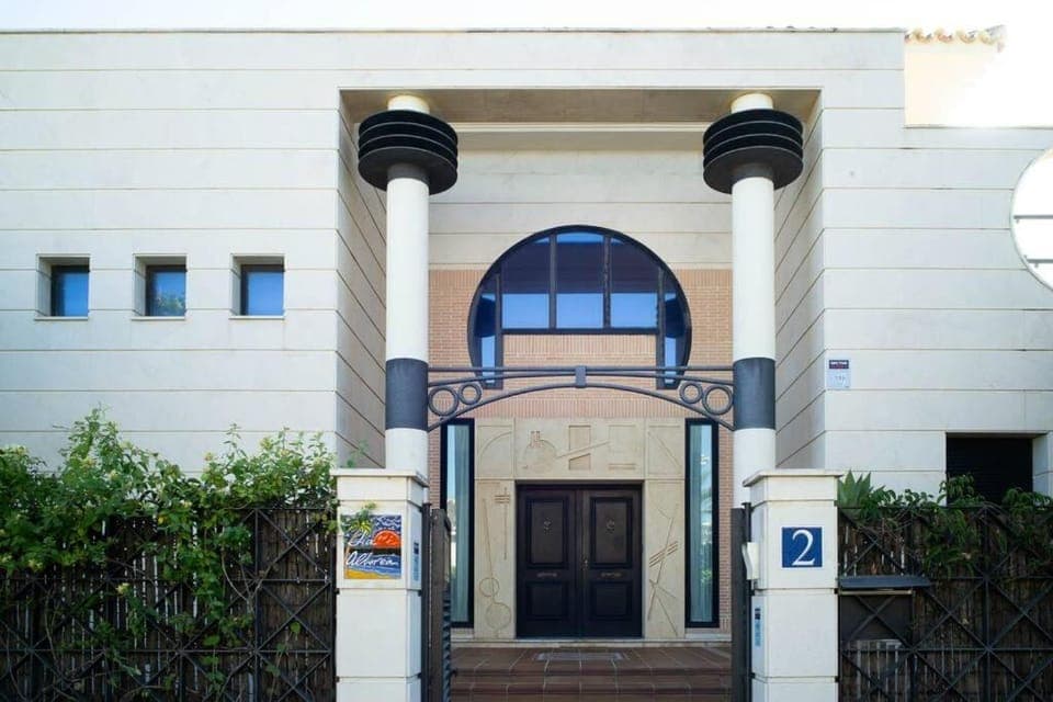Facade/entrance