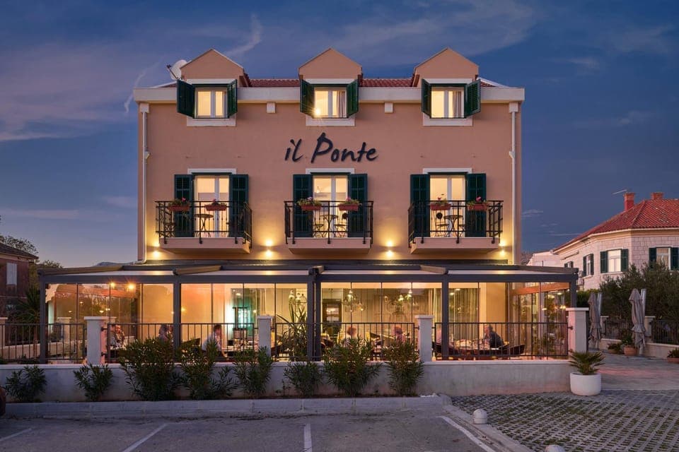 Property building, Patio, Restaurant/places to eat, Breakfast, Sunset