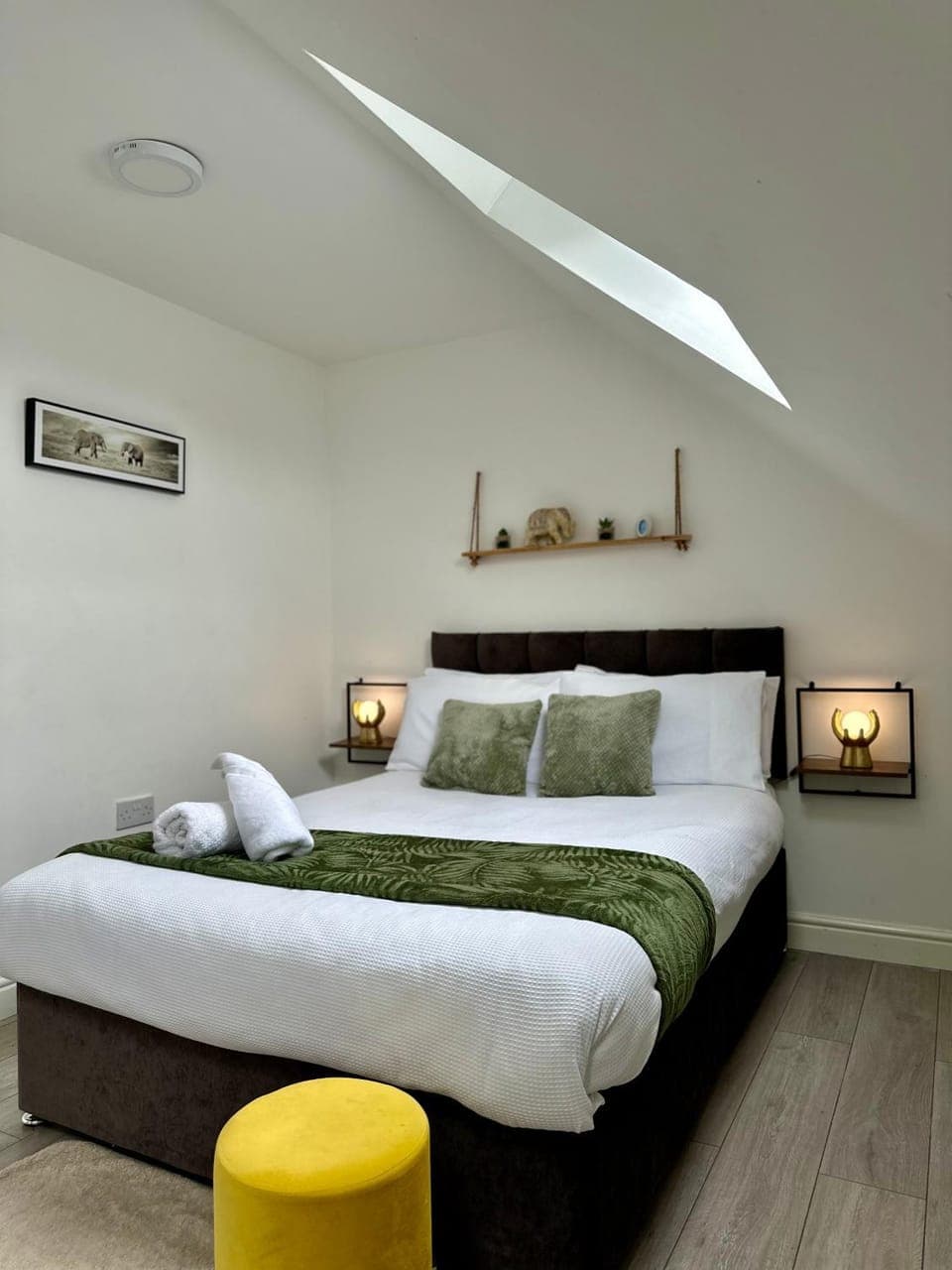 Bed, Photo of the whole room, Bedroom, towels