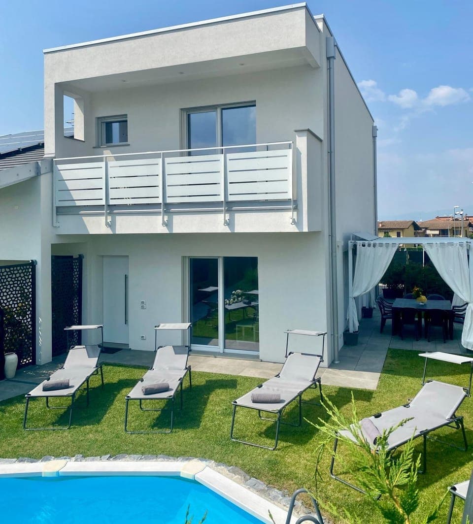 Property building, Garden, Swimming pool