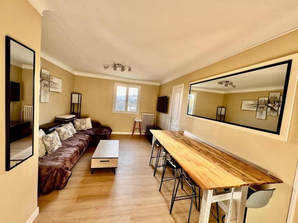 TV and multimedia, Living room, Seating area, Dining area